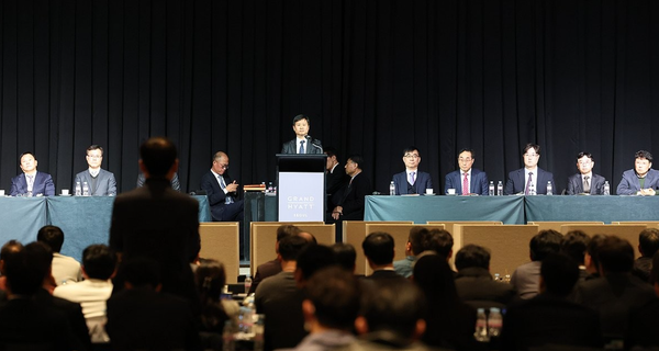 글로벌 의결권 자문사 ISS가 28일 예정된 고려아연 정기주주총회에서 최윤범 회장 측 이사 후보 전원에 반대 의견을 냈다. / 연합뉴스&nbsp;