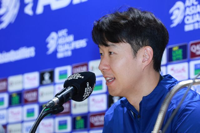 2026 북중미 월드컵 아시아지역 3차 예선 B조 7차전 오만전을 하루 앞둔 한국 축구대표팀 손흥민이 19일 경기도 고양종합운동장에서 취재진 질문에 답하고 있다. /연합뉴스