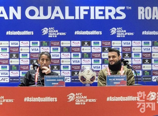 19일 고양종합운동장에서 열린 사전 기자회견에 참석한 라시드 자베르 감독(왼쪽)과 알리 알 부사이디. /류정호 기자