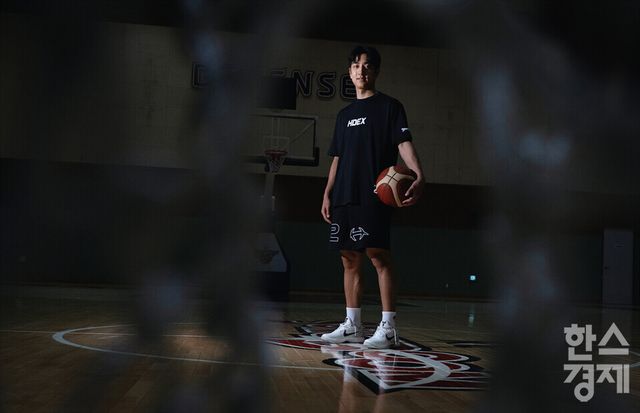 KT 허훈이 25일 오후 경기도 수원시 KT빅토리움 체육관에서 한국스포츠경제와 인터뷰를 하고 있다. /최대성 기자 dpdaesung@sporbiz.co.kr 2025.02.25.