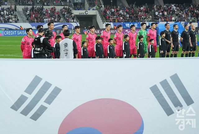 경기도 용인미르스타디움에서 2026 북중미 월드컵 아시아 3차 예선 B조 4차전 대한민국 VS 이라크 경기가 열리고 있다. 대한민국 선수들이 도열해 있다. /용인=최대성 기자 dpdaesung@sporbiz.co.kr 2024.10.15.