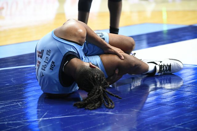 부상으로 코트에서 이탈한 고양 소노 앨런 윌리엄스. /KBL 제공