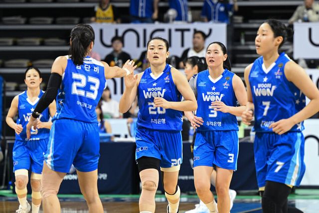 우리은행은 2일 충남 아산이순신체육관에서 열린 하나은행 2024-2025 여자프로농구 PO 1차전 홈 경기에서 청주 KB에 58-52로 이겼다. /WKBL 제공