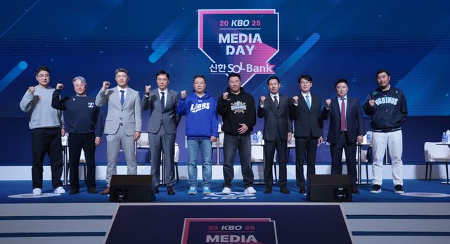 20일 서울 송파구 롯데호텔월드에서 열린 2025 신한 SOL Bank KBO 프로야구 개막 미디어데이에서 각 구단 감독이 기념촬영을 하고 있다. /연합뉴스