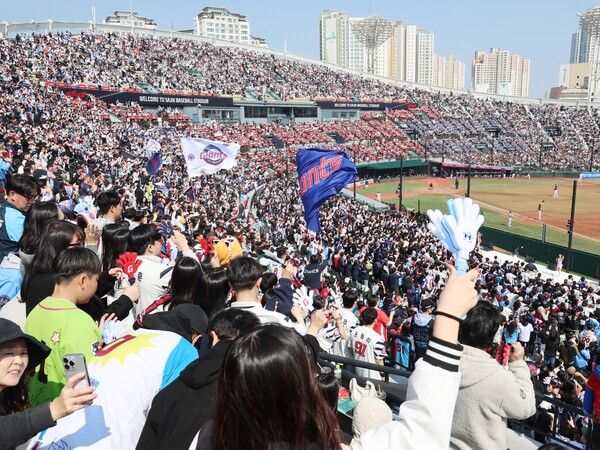 9일 부산 사직야구장에서 열린 2025 KBO리그 KIA 타이거즈-롯데 자이언츠의 시범경기. 휴일 많은 팬이 내야와 그라운드석을 빼곡히 채우고 응원하고 있다. /연합뉴스