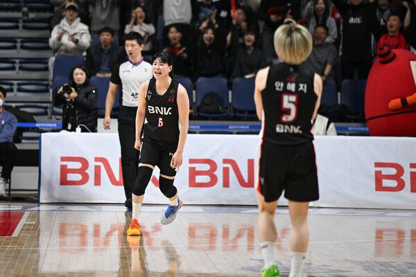 부산 BNK 이소희와 안혜지(오른쪽). /WKBL 제공