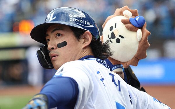 13일 오후 대구 삼성라이온즈파크에서 열린 2024 프로야구 신한 SOL뱅크 KBO 포스트시즌 플레이오프 1차전 LG 트윈스와 삼성 라이온즈의 경기. 3회말 무사 주자 1,3루 상황에서 삼성 구자욱이 3점 홈런을 치고 인형을 팬들에게 던지고 있다. /연합뉴스