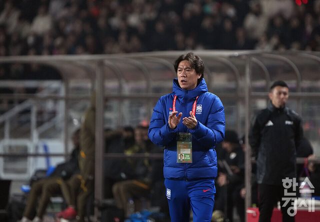 대한민국 홍명보 감독이 20일 오후 경기도 고양종합운동장에서 열린 2026 북중미 월드컵 아시아 3차 예선 B조 7차전 오만과의 경기서 선수들을 독려하고 있다. /고양=최대성 기자 dpdaesung@sporbiz.co.kr 2025.03.20.