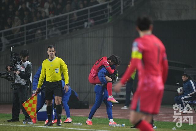 대한민국 이강인이 20일 오후 경기도 고양종합운동장에서 열린 2026 북중미 월드컵 아시아 3차 예선 B조 7차전 오만과의 경기서 부상을 당해 업혀 이동하고 있다. /고양=최대성 기자 dpdaesung@sporbiz.co.kr 2025.03.20.