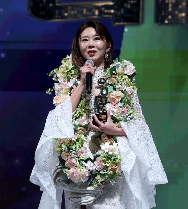 김가영이 19일 서울 광진구 그랜드워커힐에서 진행된‘PBA 골든큐 시상식에서 대상 수상 소감을 전하고 있다. /PBA 제공