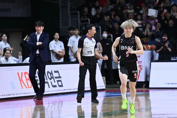 부산 BNK 안혜지(오른쪽). /WKBL 제공