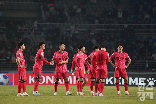 대한민국 선수들이 20일 오후 경기도 고양종합운동장에서 열린 2026 북중미 월드컵 아시아 3차 예선 B조 7차전 오만과의 경기가 1-1 무승부로 끝나자 허탈해 하고 있다. /고양=최대성 기자 dpdaesung@sporbiz.co.kr 2025.03.20.