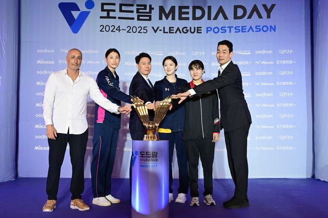  도드람 2024-2025 V리그 포스트시즌 미디어데이에 참석하한 여자부 감독과 선수들. /KOVO 제공
