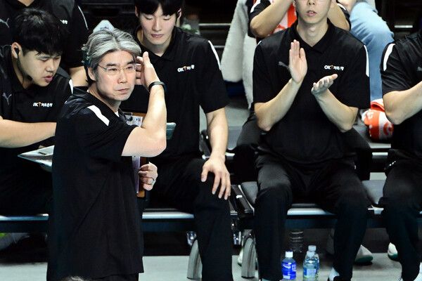 오기노 마사지 OK저축은행 감독(왼쪽). /KOVO 제공