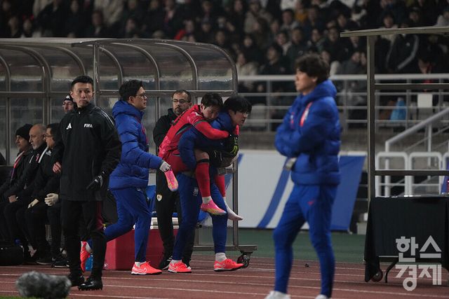 대한민국 이강인이 20일 오후 경기도 고양종합운동장에서 열린 2026 북중미 월드컵 아시아 3차 예선 B조 7차전 오만과의 경기서 부상을 당해 업혀 이동하고 있다. /고양=최대성 기자 dpdaesung@sporbiz.co.kr 2025.03.20.