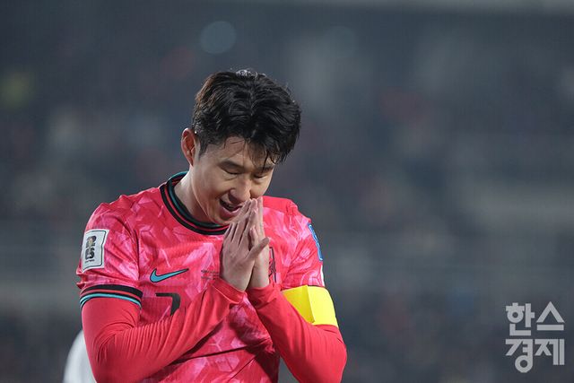 대한민국 손흥민이 20일 오후 경기도 고양종합운동장에서 열린 2026 북중미 월드컵 아시아 3차 예선 B조 7차전 오만과의 경기서 득점 찬스를 놓친 후 아쉬워 하고 있다. /고양=최대성 기자 dpdaesung@sporbiz.co.kr 2025.03.20.