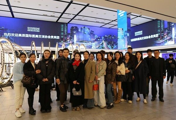 신세계면세점 명동점에 방문한 중국인 비즈니스 관광객 단체사진 / 신세계면세점 제공&nbsp;
