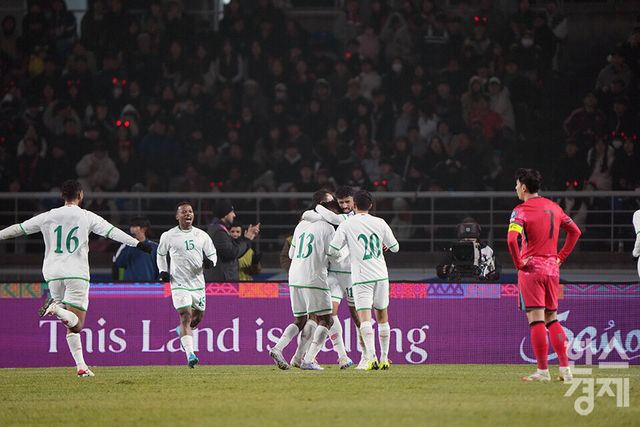 대한민국 손흥민이 20일 오후 경기도 고양종합운동장에서 열린 2026 북중미 월드컵 아시아 3차 예선 B조 7차전 오만과의 경기서 동점을 내준 후 아쉬워 하고 있다. /고양=최대성 기자 dpdaesung@sporbiz.co.kr 2025.03.20.