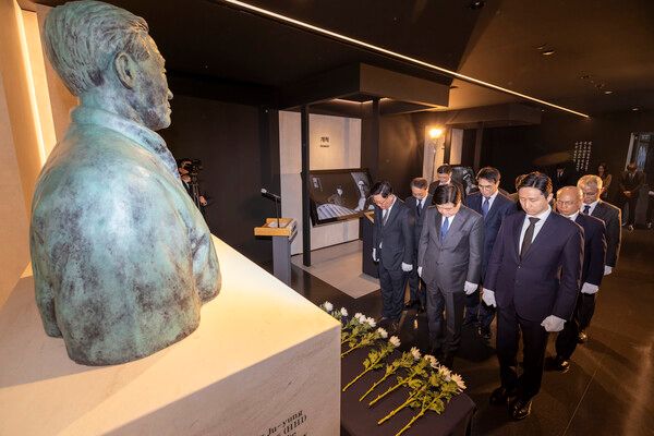 HD현대는 21일 판교에 위치한 글로벌 R&D센터에서 권오갑 회장, 정기선 수석부회장 등 주요 경영진이 참석한 가운데 故 정주영 창업자 24주기 추모식을 진행했다./HD현대