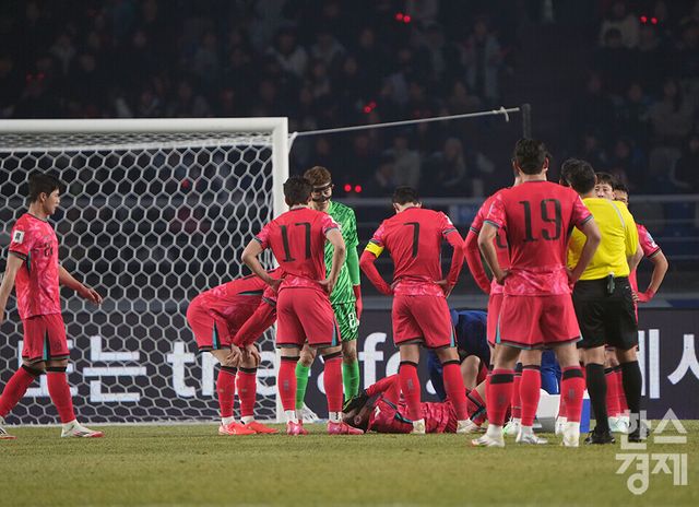 20일 오후 경기도 고양종합운동장에서 열린 2026 북중미 월드컵 아시아 3차 예선 B조 7차전 오만과의 경기서 대한민국 이강인이 쓰러져 있다. /고양=최대성 기자 dpdaesung@sporbiz.co.kr 2025.03.20.