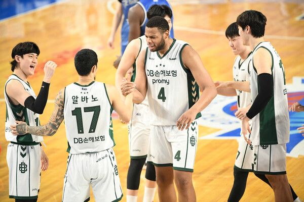 프로농구 원주 DB 프로미 이선 알바노(왼쪽)와 오마리 스펠맨. /KBL 제공