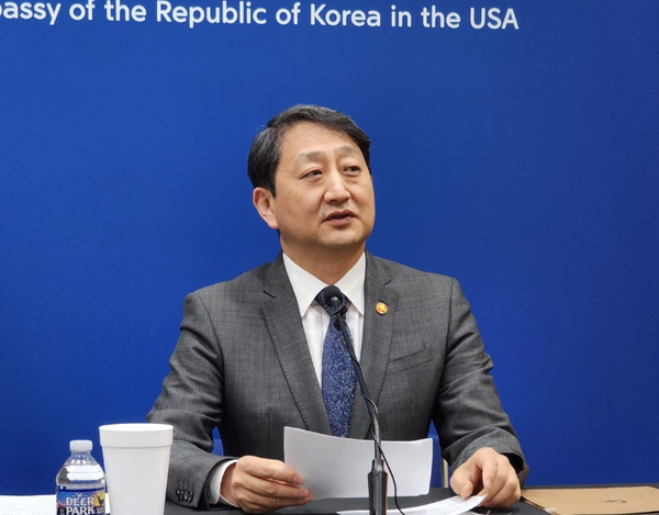 안덕근 산업통상자원부 장관은 21일(현지시간) 미국 워싱턴 DC에서 한국의 미국 에너지부 민감국가 리스트 포함 문제를 신속히 해결하기 위한 실무 협의가 시작됐다고 전했다. / 연합뉴스