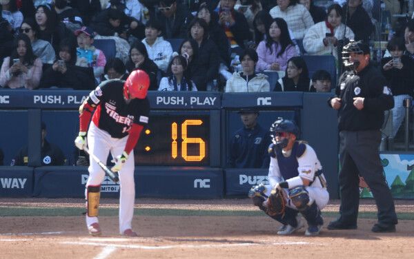 창원 NC파크에 설치된 피치 클록 전광판. /연합뉴스