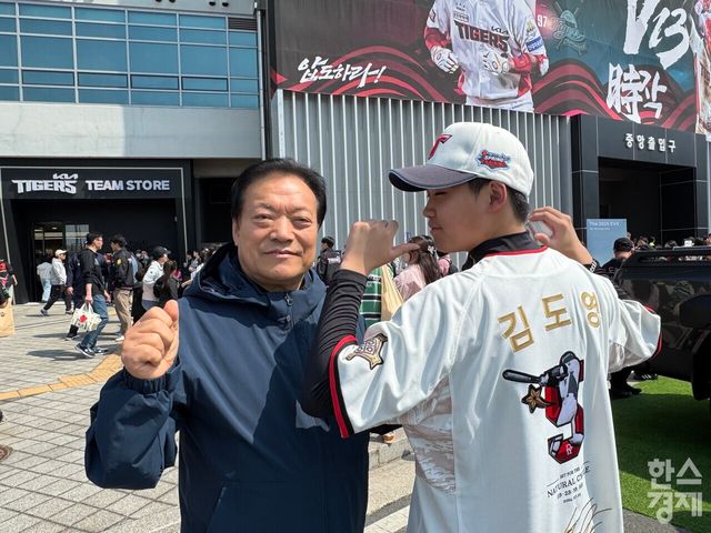 서울에서 광주기아챔피언스필드를 찾은 제은비 씨(왼쪽부터), 박소연 씨, 송현승 씨. /강상헌 기자&nbsp;서울에서 광주기아챔피언스필드를 찾은 방극종 씨(왼쪽)와 그의 손자 김선율 씨. /강상헌 기자