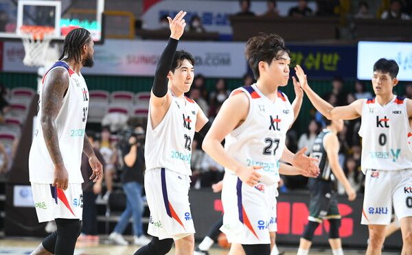 프로농구 수원 KT 소닉붐 문정현(가운데). /KBL 제공