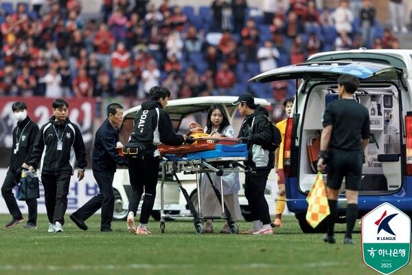 프로축구 K리그1 광주FC 조성권이 응급처치를 받은 뒤 구급차에 실려 나갔다. /한국프로축구연맹 제공