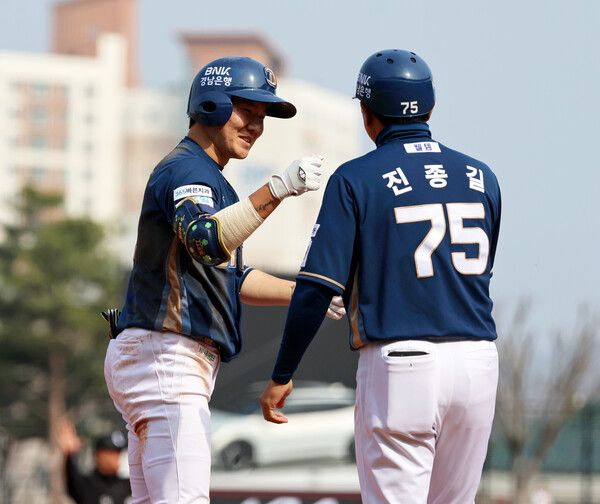 23일 광주기아챔피언스필드에서 열린 프로야구 NC 다이노스와 KIA 타이거즈의 경기. NC 박민우가 4회초 2사 1, 2루에서 2타점 3루타를 치고 미소를 짓고 있다. /연합뉴스