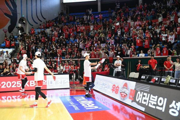 서울 SK 나이츠 선수들이 팬들과 함께 정규리그 우승 기쁨을 나누고 있다. /KBL 제공