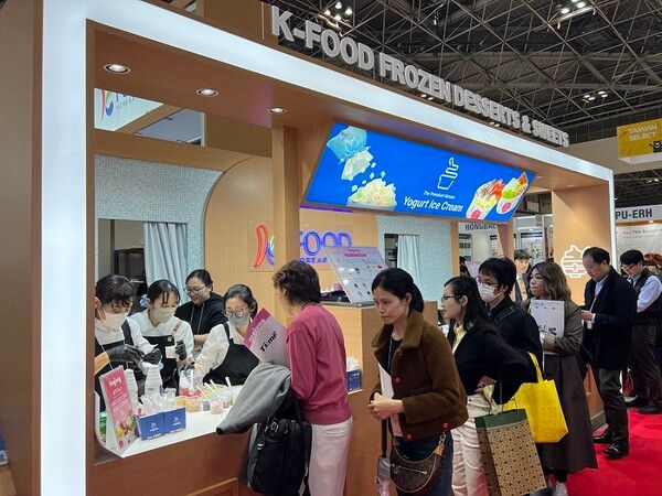 도쿄 식품박람회 한국관에서 현장 시식 행사 장면. /사진=aT