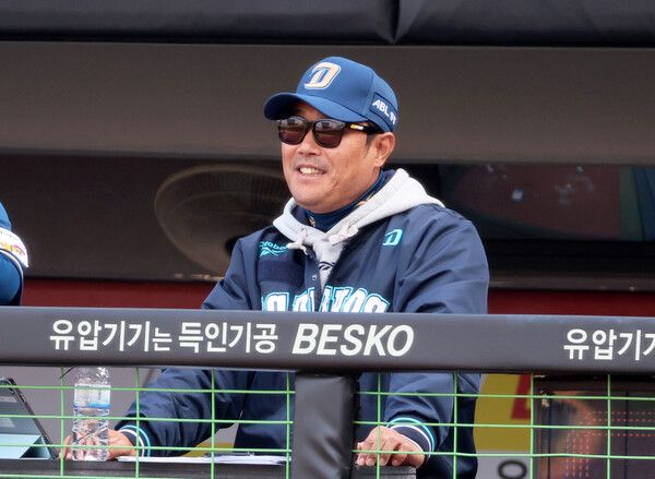 23일 광주기아챔피언스필드에서 열린 프로야구 NC 다이노스와 KIA 타이거즈의 경기. NC 이호준 감독이 8회초 공격을 지켜보고 있다. /연합뉴스