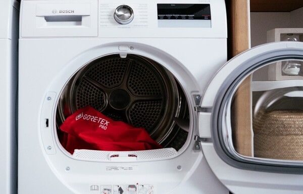 의류 세탁 관리 모습. /고어코리아 제공