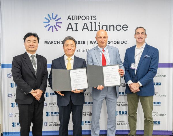 ‘공항 AI 연합(Airports AI Alliance) 써밋’ 행사에서 인천국제공항공사 이학재 사장(사진 왼쪽에서 두 번째)이 인천공항의 AAA 멤버십 가입 인증서를 들고 윌럼 패스트 AAA 사업총괄이사(사진 왼쪽에서 세 번째) 및 관계자들과 기념촬영을 하고 있다. /사진=인천공항공사
