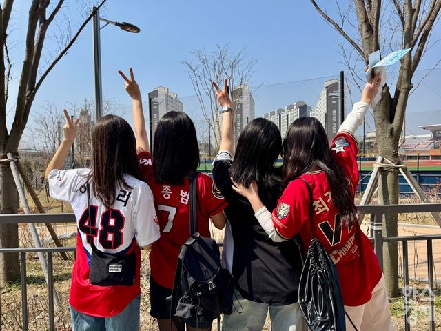 22일 광주기아챔피언스필드에서 만난 조민주 씨(왼쪽부터), 노은서 씨, 조유진 씨, 최영난 씨. /강상헌 기자