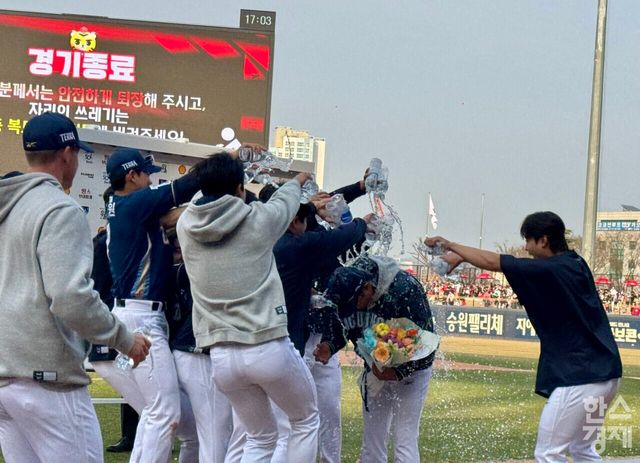 선수단에 사령탑 데뷔 첫 승 축하 물세례를 받고 있는 이호준 NC 다이노스 감독(가운데). /강상헌 기자