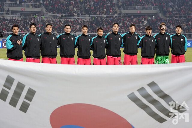 20일 오후 경기도 고양종합운동장에서 2026 북중미 월드컵 아시아 3차 예선 B조 7차전 오만과의 경기가 열리고 있다. 선발로 나선 대한민국 선수들이 애국가를 부르고 있다. /고양=최대성 기자 dpdaesung@sporbiz.co.kr 2025.03.20.
