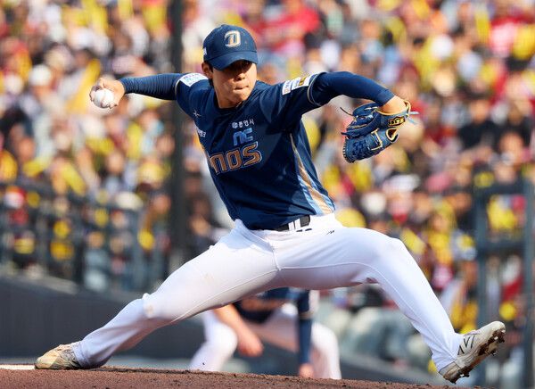 23일 광주기아챔피언스필드에서 열린 프로야구 NC 다이노스와 KIA 타이거즈의 경기. NC 김민규가 7회말에 투구하고 있다. /연합뉴스