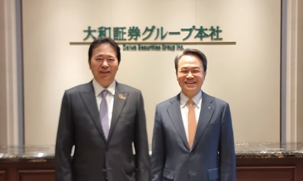 진옥동 신한금융 회장(오른쪽)이 지난 2월 12일부터 나흘간 일본에서 현지 주요 금융기관 및 기관 투자자들과 만나는 올해 첫 해외 IR을 진행했다. 오기노 아키히코 다이와증권그룹 사장과 진옥동 회장이 함께 기념촬영을 하고 있다. /신한금융그룹 제공