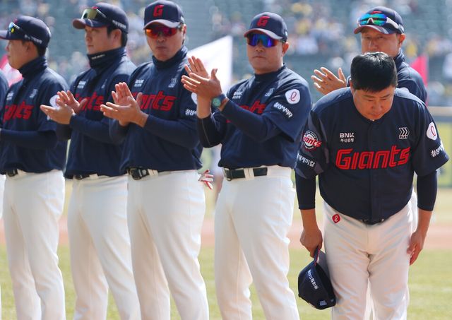 22일 서울 잠실야구장에서 열린 2025 신한 SOL 뱅크 KBO리그 정규시즌 개막전 롯데 자이언츠와 LG 트윈스의 경기 시작에 앞서 김태형 롯데 감독이 팬들에게 인사하고 있다. /연합뉴스
