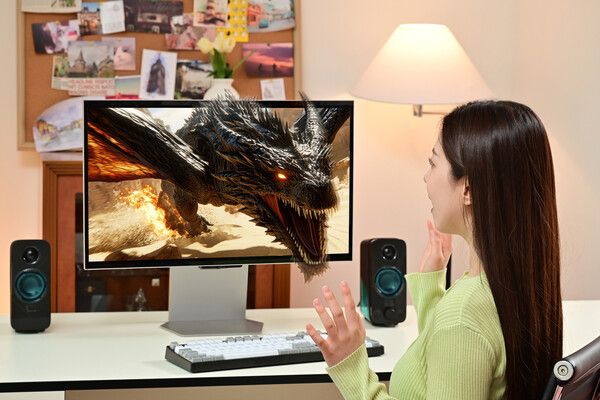 삼성전자 모델이 국내 최초 무안경 3D 게이밍 모니터 '오디세이 3D'를 체험하고 있다./삼성전자