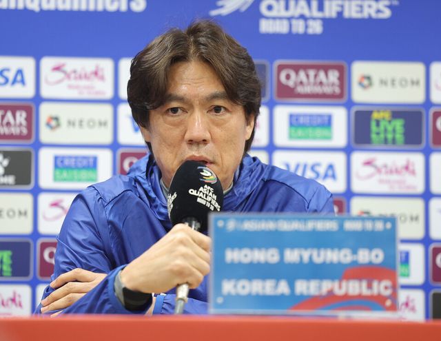2026 FIFA 북중미 월드컵 아시아 3차 예선 B조 8차전 요르단전을 앞둔 축구국가대표팀 홍명보 감독이 24일 수원월드컵경기장에서 훈련에 앞서 기자회견을 하고 있다. /연합뉴스
