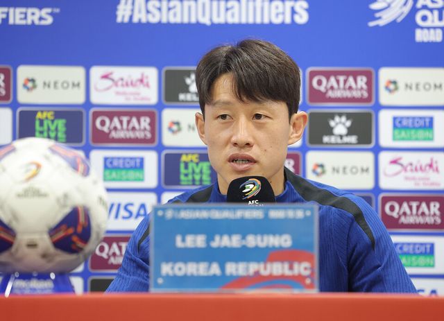 2026 FIFA 북중미 월드컵 아시아 3차 예선 B조 8차전 요르단전을 앞둔 축구국가대표팀 이재성이 24일 수원월드컵경기장에서 훈련에 앞서 기자회견을 하고 있다. /연합뉴스