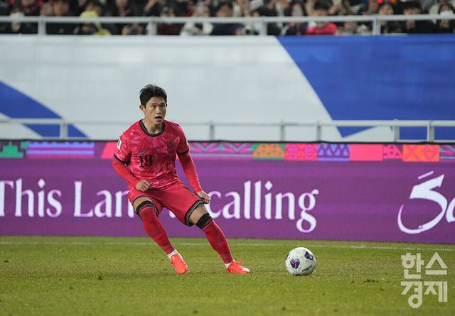 대한민국 이동경이 25일 오후 경기도 수원월드컵경기장에서 열린 2026 북중미 월드컵 아시아 3차 예선 B조 8차전 요르단과의 경기서 패스하고 있다. /수원=최대성 기자 dpdaesung@sporbiz.co.kr 2025.03.25.