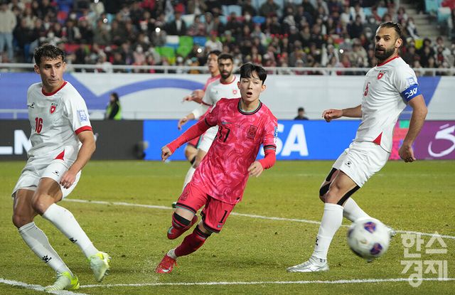 대한민국 양민혁이 25일 오후 경기도 수원월드컵경기장에서 열린 2026 북중미 월드컵 아시아 3차 예선 B조 8차전 요르단과의 경기서 흐르는 볼을 바라보고 있다. /수원=최대성 기자 dpdaesung@sporbiz.co.kr 2025.03.25.