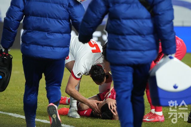 요르단 야잔 알아랍이 25일 오후 경기도 수원월드컵경기장에서 열린 2026 북중미 월드컵 아시아 3차 예선 B조 8차전 대한민국과의 경기서 쓰러진 양민혁을 살피고 있다. /수원=최대성 기자 dpdaesung@sporbiz.co.kr 2025.03.25.