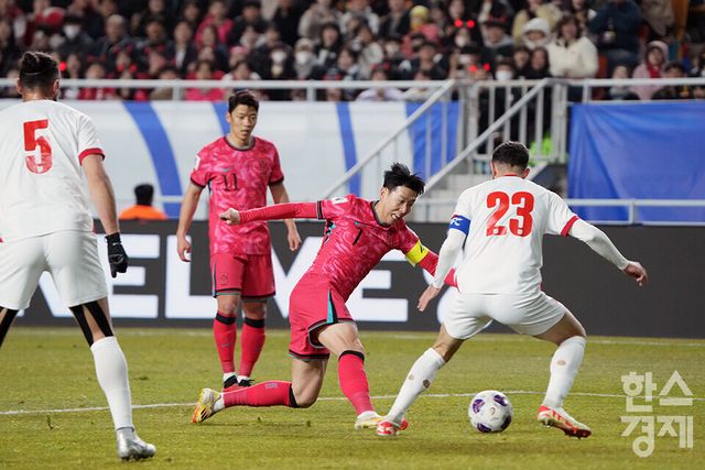 대한민국 손흥민이 25일 오후 경기도 수원월드컵경기장에서 열린 2026 북중미 월드컵 아시아 3차 예선 B조 8차전 요르단과의 경기서 드리블 돌파를 하고 있다. /수원=최대성 기자 dpdaesung@sporbiz.co.kr 2025.03.25.
