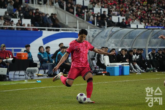 대한민국 설영우가 25일 오후 경기도 수원월드컵경기장에서 열린 2026 북중미 월드컵 아시아 3차 예선 B조 8차전 요르단과의 경기서 패스를 하고 있다. /수원=최대성 기자 dpdaesung@sporbiz.co.kr 2025.03.25.